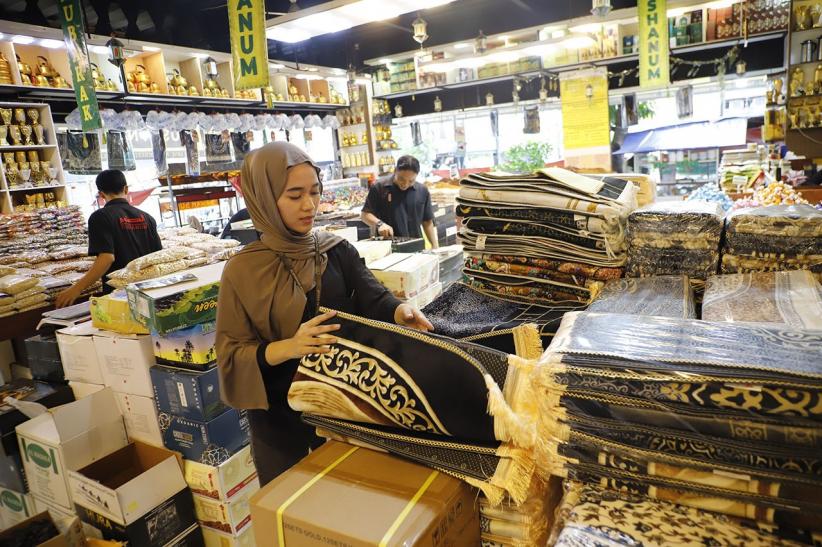 Berburu Oleh-Oleh Haji di Pasar Tanah Abang    - Bagian 1