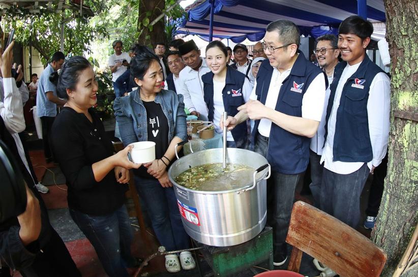 Momen Hary dan Angela Tanoesoedibjo Rayakan Iduladha bersama Warga Paseban - Bagian 1