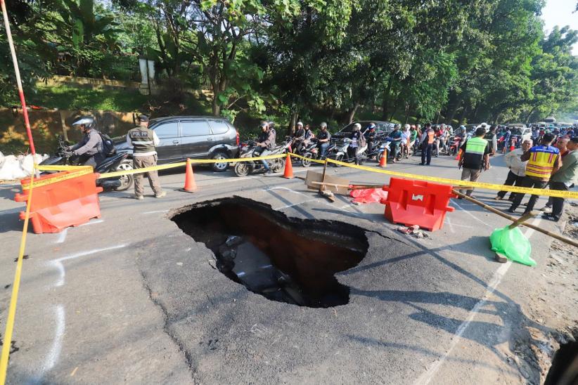 Lubang Besar di Jalan Raya Lenteng Agung, Akses Jakarta-Depok Macet Parah - Bagian 1