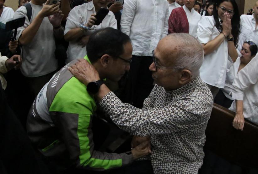 Momen Nadiem Pakai Jaket Ojol yang Diberikan Mulyono - Bagian 4