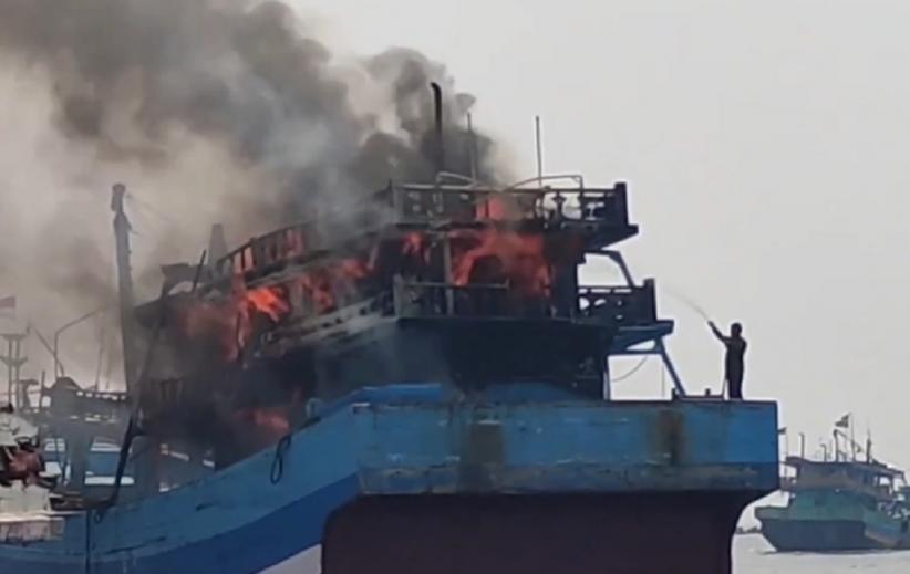 Kapal Nelayan Terbakar di Pelabuhan Tegal, 3 Mobil Damkar Dikerahkan
