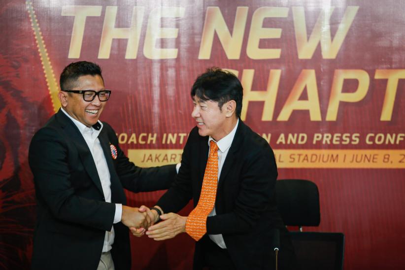 Ekspresi Shin Tae-yong Resmi Jadi Pelatih Persija Jakarta     - Bagian 4