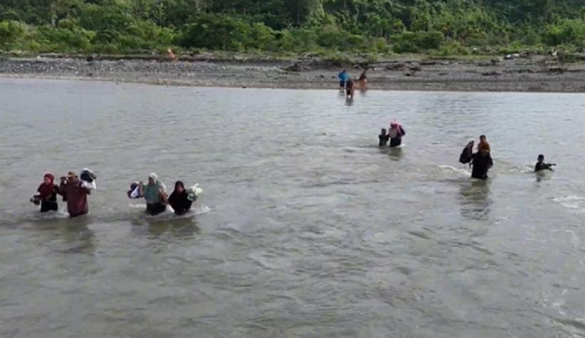 Jembatan Putus, Puluhan Siswa SD di Aceh Barat Nekat Seberangi Sungai
