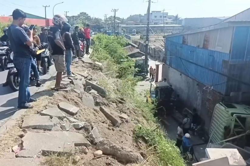 Kecelakaan Truk 10 Roda Jatuh dari Jembatan Overpass Makassar, Timpa 2 Rumah Warga