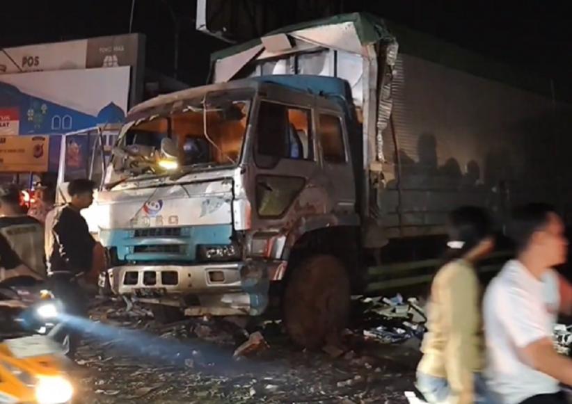 Kecelakaan Maut Truk Kontainer Tabrak 2 Warung di Cirebon, 1 Orang Tewas 2 Luka-Luka