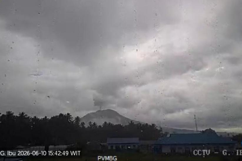 Gunung Ibu Erupsi Setinggi 500 Meter, Warga Diminta Jauhi Kawah