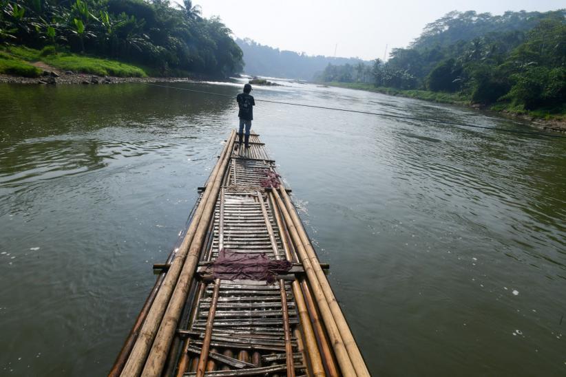 Potret Transportasi Tradisional untuk Menyeberangi Sungai Cisadane - Bagian 5