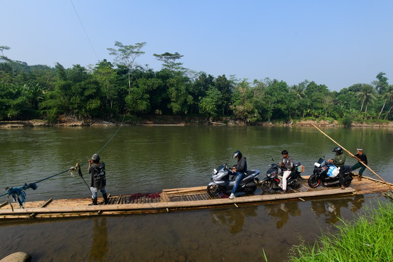 Potret Transportasi Tradisional untuk Menyeberangi Sungai Cisadane - Bagian 2