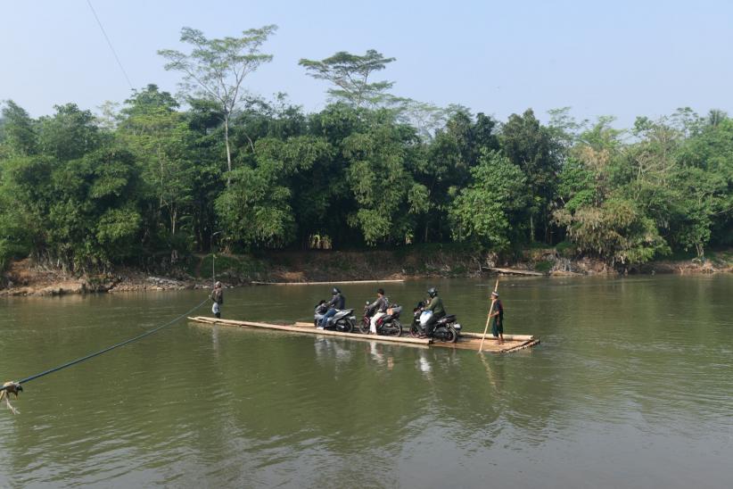 Potret Transportasi Tradisional untuk Menyeberangi Sungai Cisadane - Bagian 1