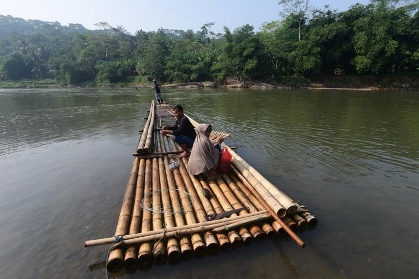Potret Transportasi Tradisional untuk Menyeberangi Sungai Cisadane - Bagian 6
