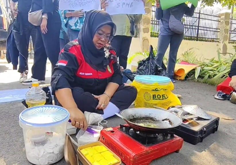 Protes Sistem PPDB, Emak-Emak Demo Sambil Masak di Depan DPRD Jabar