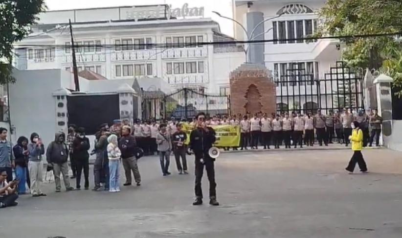 Mahasiswa Demo di DPRD Jabar, Protes Kenaikan Harga Pertamax dan Pelemahan Rupiah