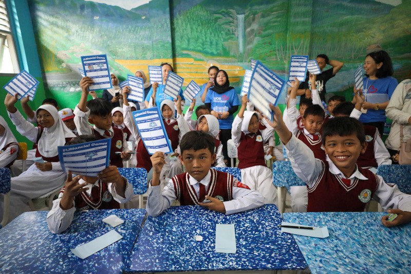 Penyaluran Bantuan Fasilitas Sekolah dan Edukasi Keuangan - Bagian 2