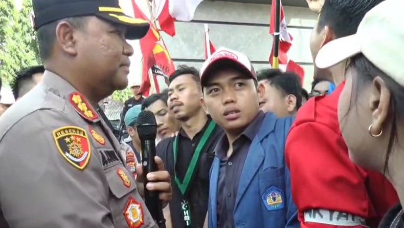 Demo Mahasiswa di Kantor Gubernur Lampung Memanas, Massa Bersitegang dengan Polisi