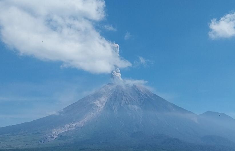 Gunung Semeru Erupsi, Semburkan Abu Vulkanik 1.000 Meter