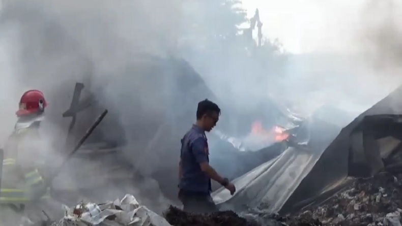Kebakaran Gudang Limbah Plastik di Cikarang, Api dari Pembakaran Sampah