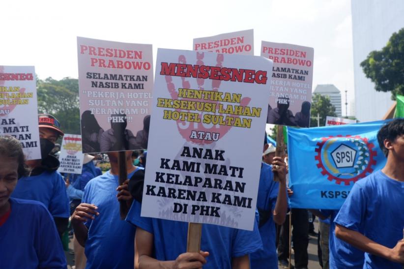 Terancam PHK, Ratusan Pekerja Tolak Eksekusi Hotel Sultan - Bagian 1