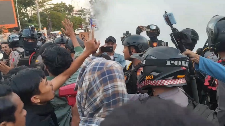 Demo di Makassar Memanas, Polisi Gagalkan Massa Bakar Ban