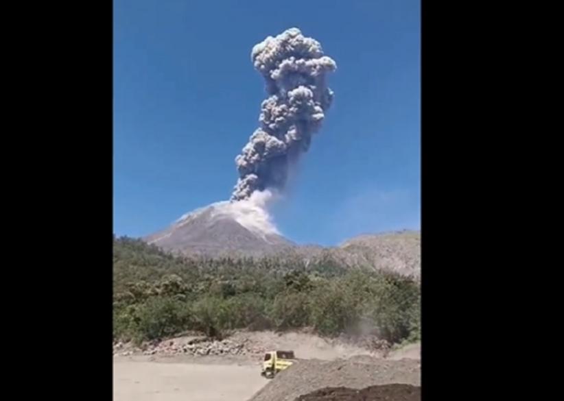 Gunung Lewotobi Laki-Laki Erupsi, Semburkan Abu 1.500 Meter Disertai Gemuruh