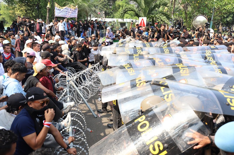 Bentrok saat Eksekusi Hotel Sultan, Polisi Tembakkan Water Cannon - Bagian 3