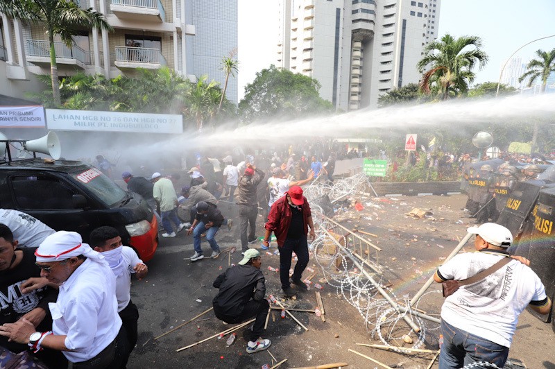Bentrok saat Eksekusi Hotel Sultan, Polisi Tembakkan Water Cannon - Bagian 2