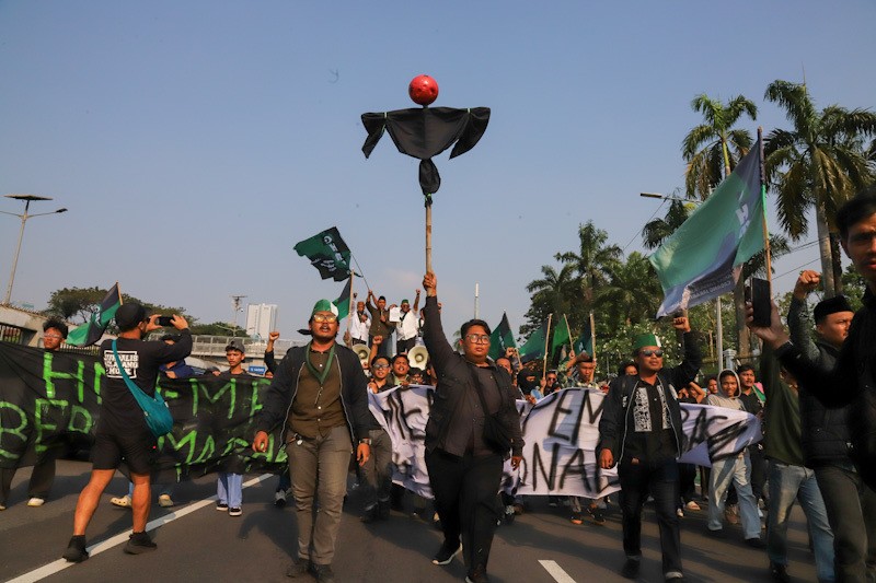 Unjuk Rasa di DPR, Massa HMI Bawa Boneka Jelangkung - Bagian 2