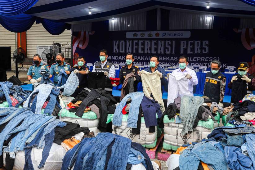 Potret Menkeu Purbaya Pamer Pakaian Bekas Impor Ilegal yang Disita Bea Cukai - Bagian 3