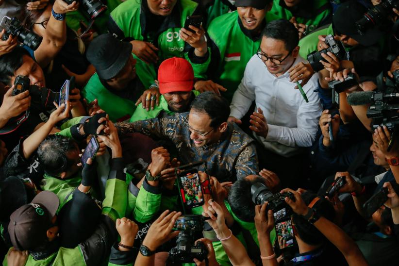 Nadiem Makarim Tiba di PN Jakpus, Langsung Disambut Pelukan Pengemudi Gojek - Bagian 5