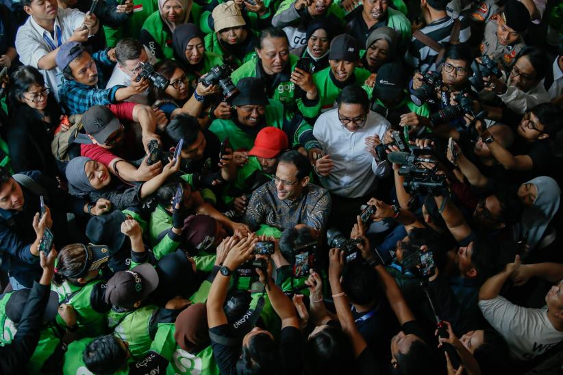 Nadiem Makarim Tiba di PN Jakpus, Langsung Disambut Pelukan Pengemudi Gojek - Bagian 4