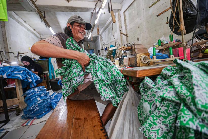 Jelang Tahun Ajaran Baru, Penjahit Banjir Orderan Seragam Sekolah - Bagian 3