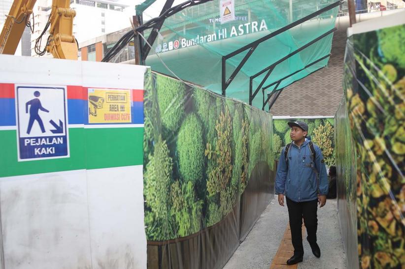 Menyusuri Trotoar Darurat Bundaran HI Menyerupai Labirin Taman - Bagian 3