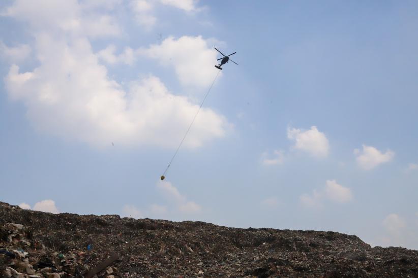Kebakaran TPA Jatiwaringin Masuk Hari ke-10, Helikopter Water Bombing Masih Beroperasi - Bagian 1