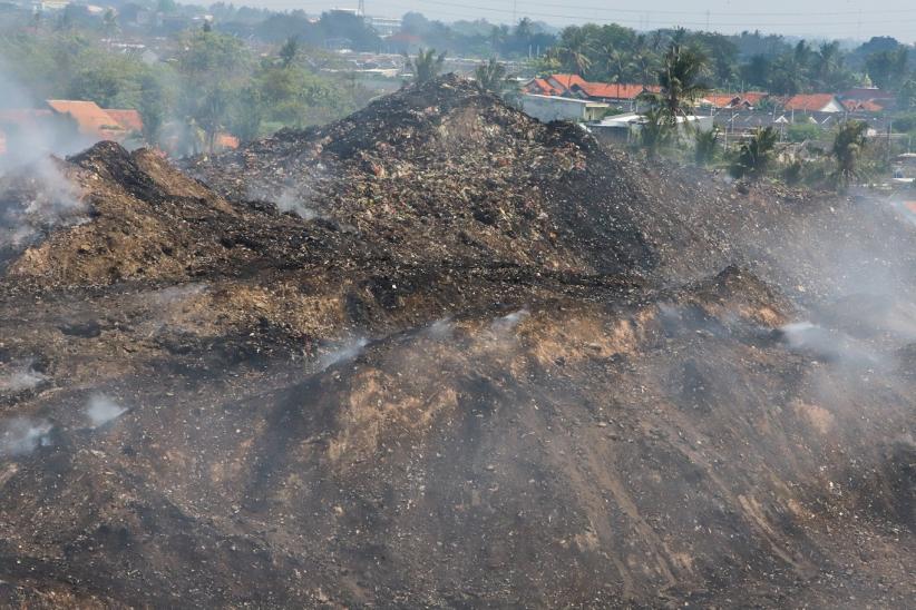 Kebakaran TPA Jatiwaringin Masuk Hari ke-10, Helikopter Water Bombing Masih Beroperasi - Bagian 6