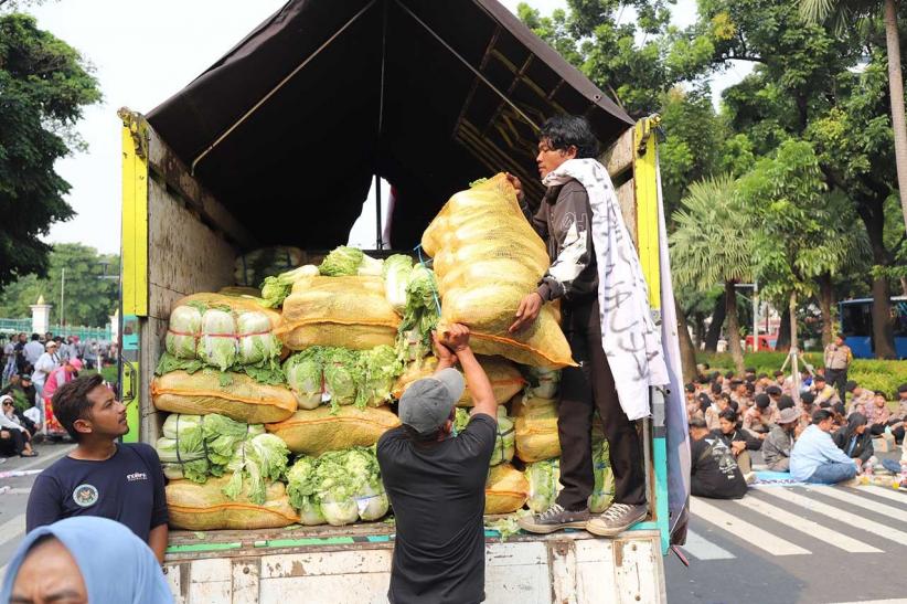 Relawan Bagi-Bagi Sayuran Gratis saat Aksi Dukung Program MBG - Bagian 3