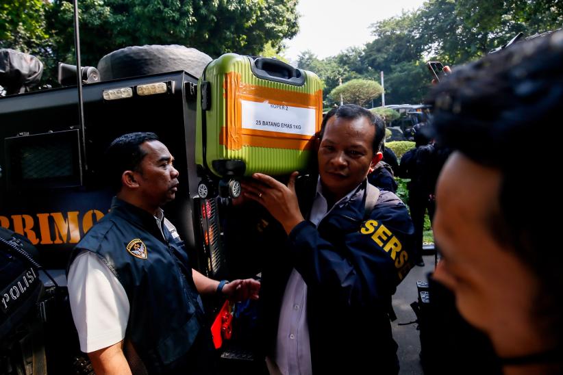 Koper Berisi Emas Batangan Dibawa ke Ditreskrimsus Polda Metro Jaya - Bagian 1