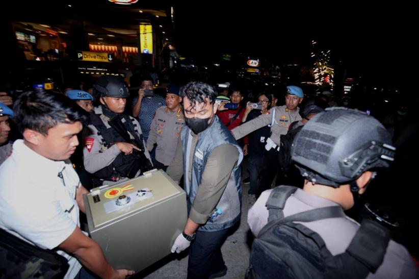 Polisi Sita Brankas Berisi Uang Puluhan Miliar di Kafe Cipete Jaksel  - Bagian 1