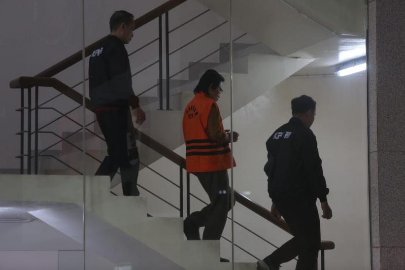 Penampakan Eks Sekjen MPR Ma'ruf Cahyono Ditahan KPK - Bagian 3