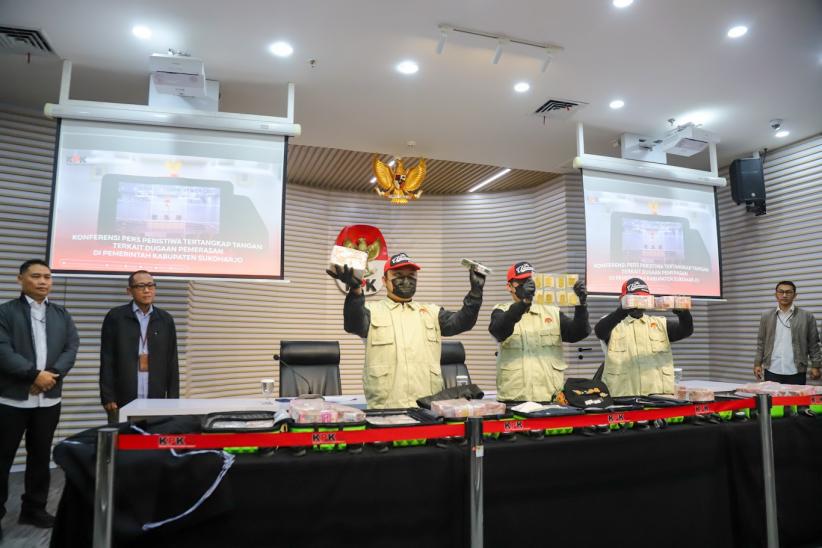 KPK Pamer Barbuk Hasil OTT Bupati Sukoharjo, Ada 2,5 Kg Emas Batangan    - Bagian 4