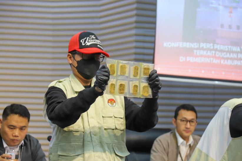 KPK Pamer Barbuk Hasil OTT Bupati Sukoharjo, Ada 2,5 Kg Emas Batangan    - Bagian 2