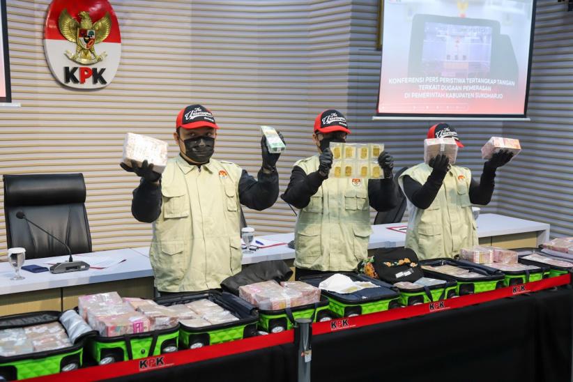 KPK Pamer Barbuk Hasil OTT Bupati Sukoharjo, Ada 2,5 Kg Emas Batangan    - Bagian 5