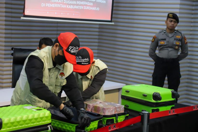 KPK Pamer Barbuk Hasil OTT Bupati Sukoharjo, Ada 2,5 Kg Emas Batangan    - Bagian 6