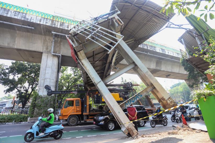 Truk Tersangkut di JPO Jalan Tendean Belum Dievakuasi, Lalu Lintas Macet Parah - Bagian 3