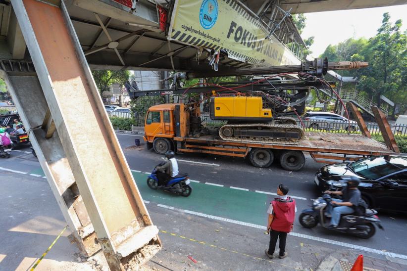 Truk Tersangkut di JPO Jalan Tendean Belum Dievakuasi, Lalu Lintas Macet Parah - Bagian 1