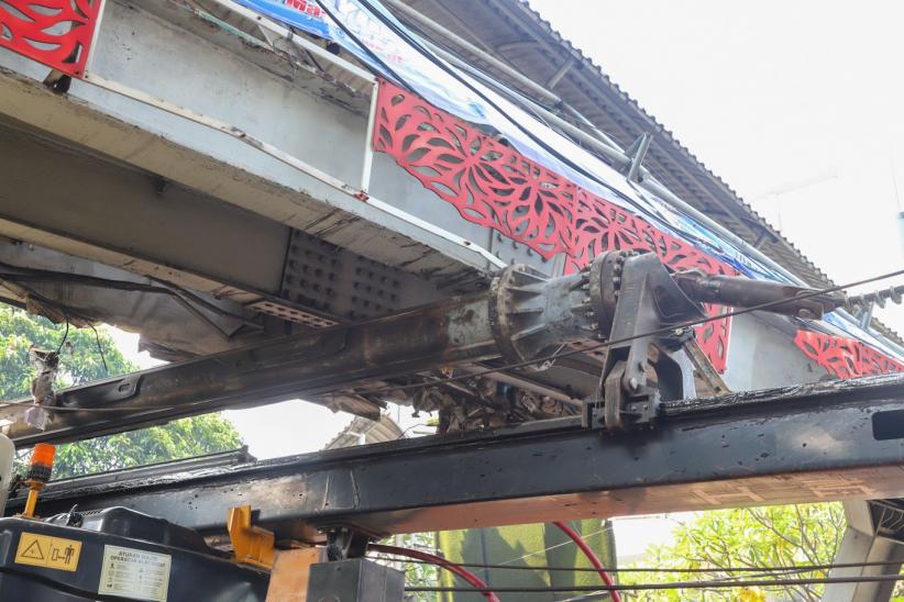 Truk Tersangkut di JPO Jalan Tendean Belum Dievakuasi, Lalu Lintas Macet Parah - Bagian 4