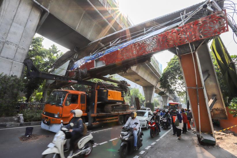 Truk Tersangkut di JPO Jalan Tendean Belum Dievakuasi, Lalu Lintas Macet Parah - Bagian 2