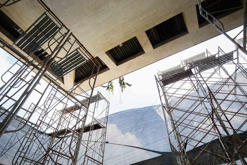 Potret Petugas Kebersihan Bergelantungan Merawat Monas - Bagian 4