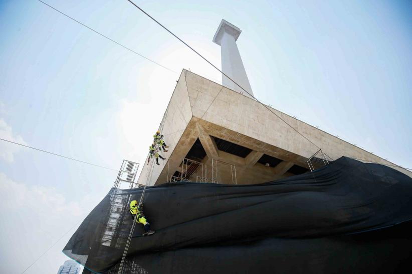 Potret Petugas Kebersihan Bergelantungan Merawat Monas - Bagian 2