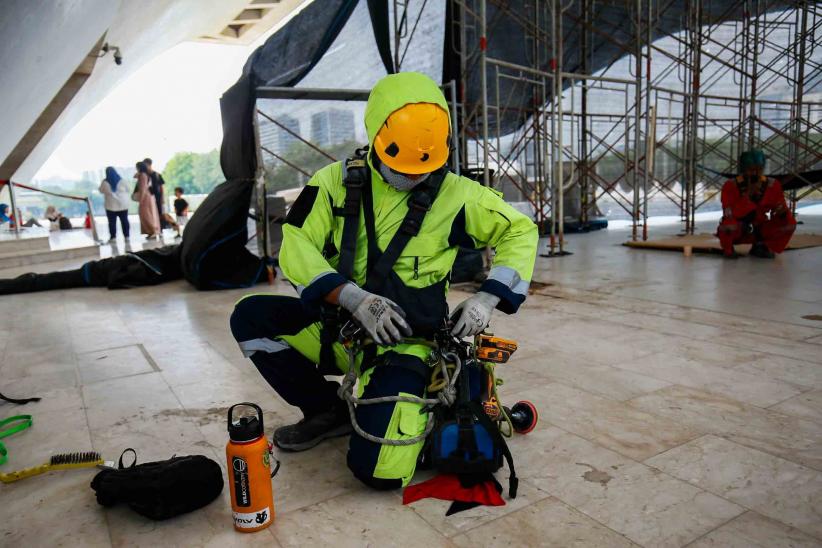 Potret Petugas Kebersihan Bergelantungan Merawat Monas - Bagian 5
