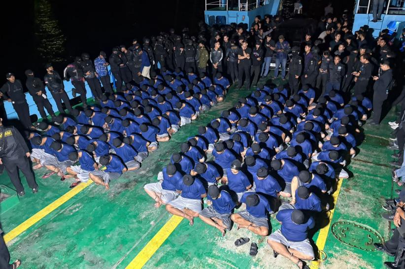 Penampakan 115 Narapidana Berisiko Tinggi Dipindah ke Nusakambangan, Mata Dilakban - Bagian 2