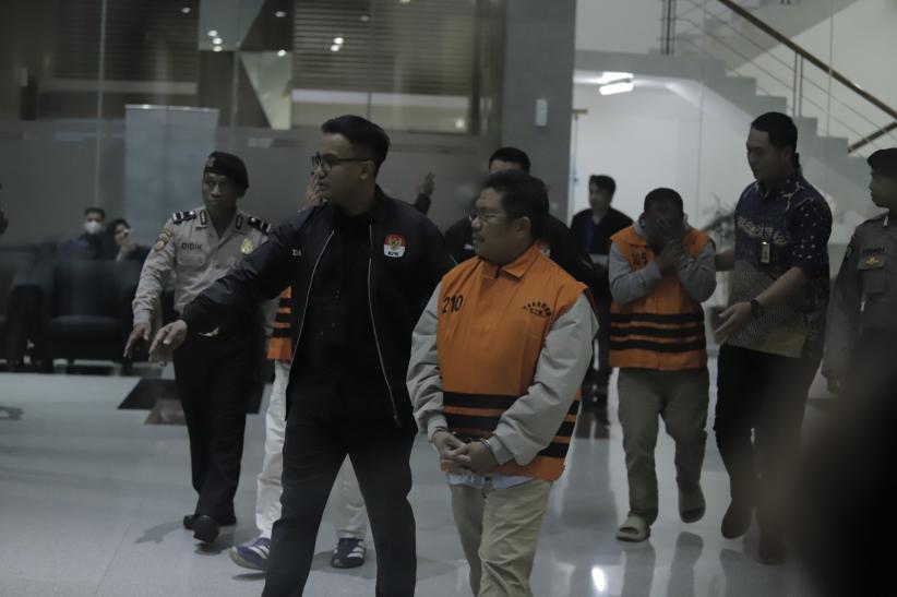 KPK Tahan Bupati Lombok Barat Lalu Ahmad Zaini - Bagian 2